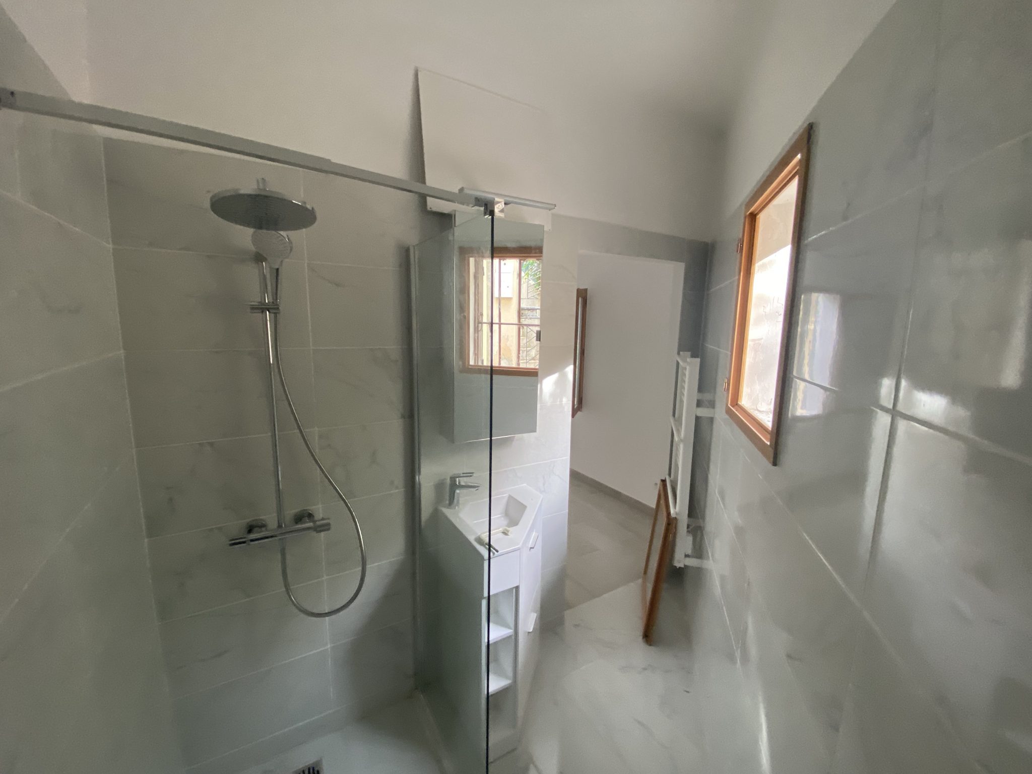 Salle d’eau avec douche à l’italienne